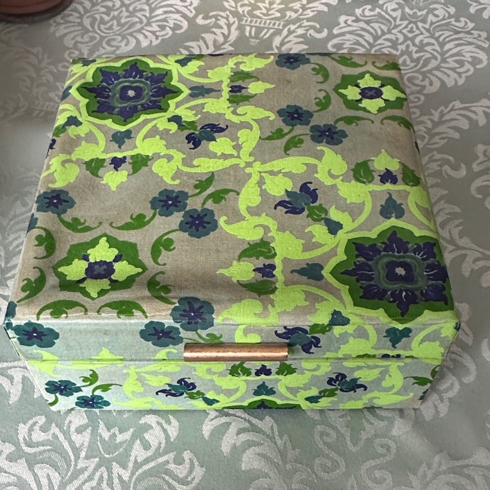 Vintage Floral Patterned jewelry Box - Picture 1 of 12